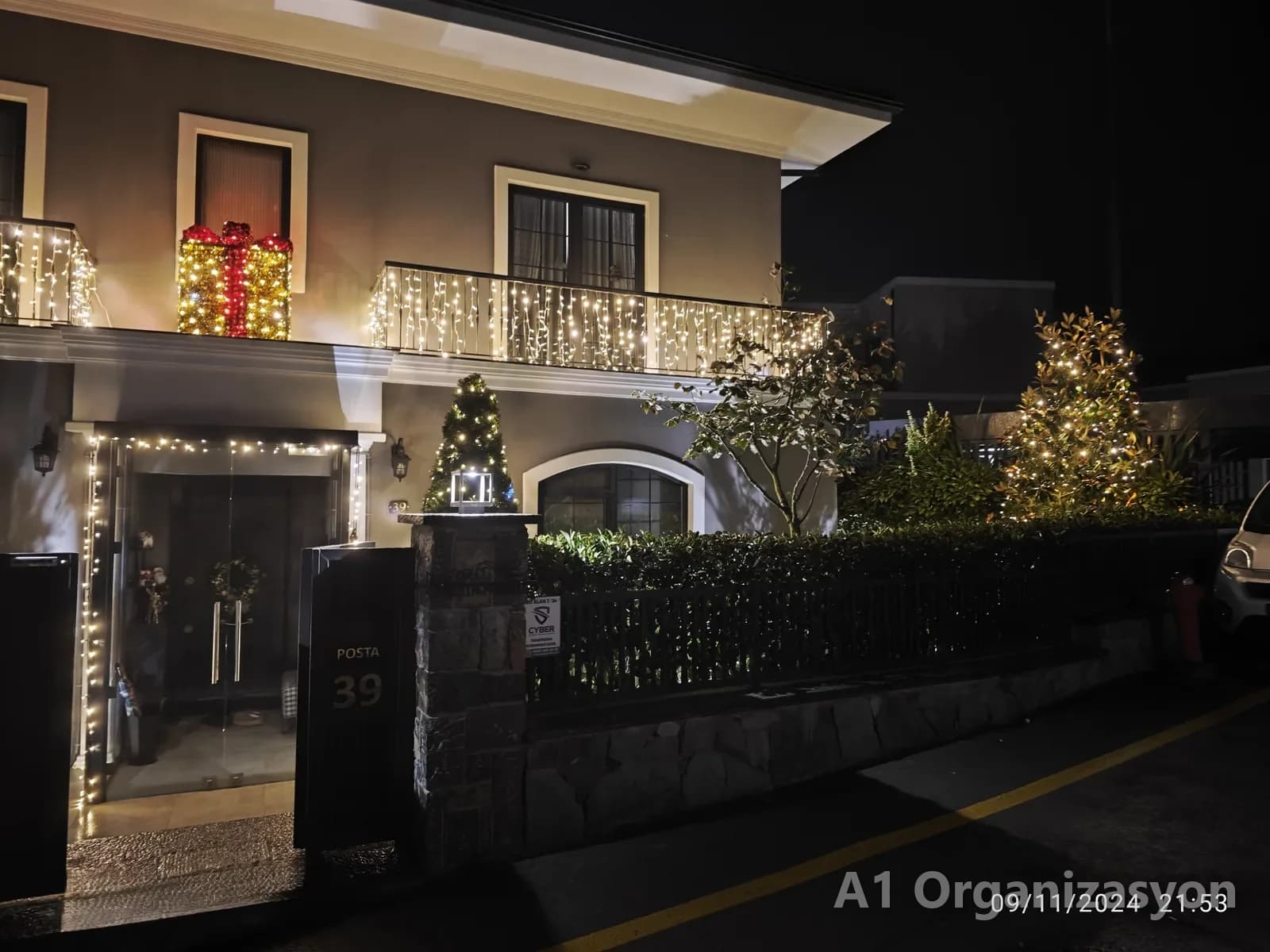 Villa cephesinde balkon saçak LED, kapıda ışıklı hediye kutusu, bahçede ağaç sarımı - A1 Organizasyon