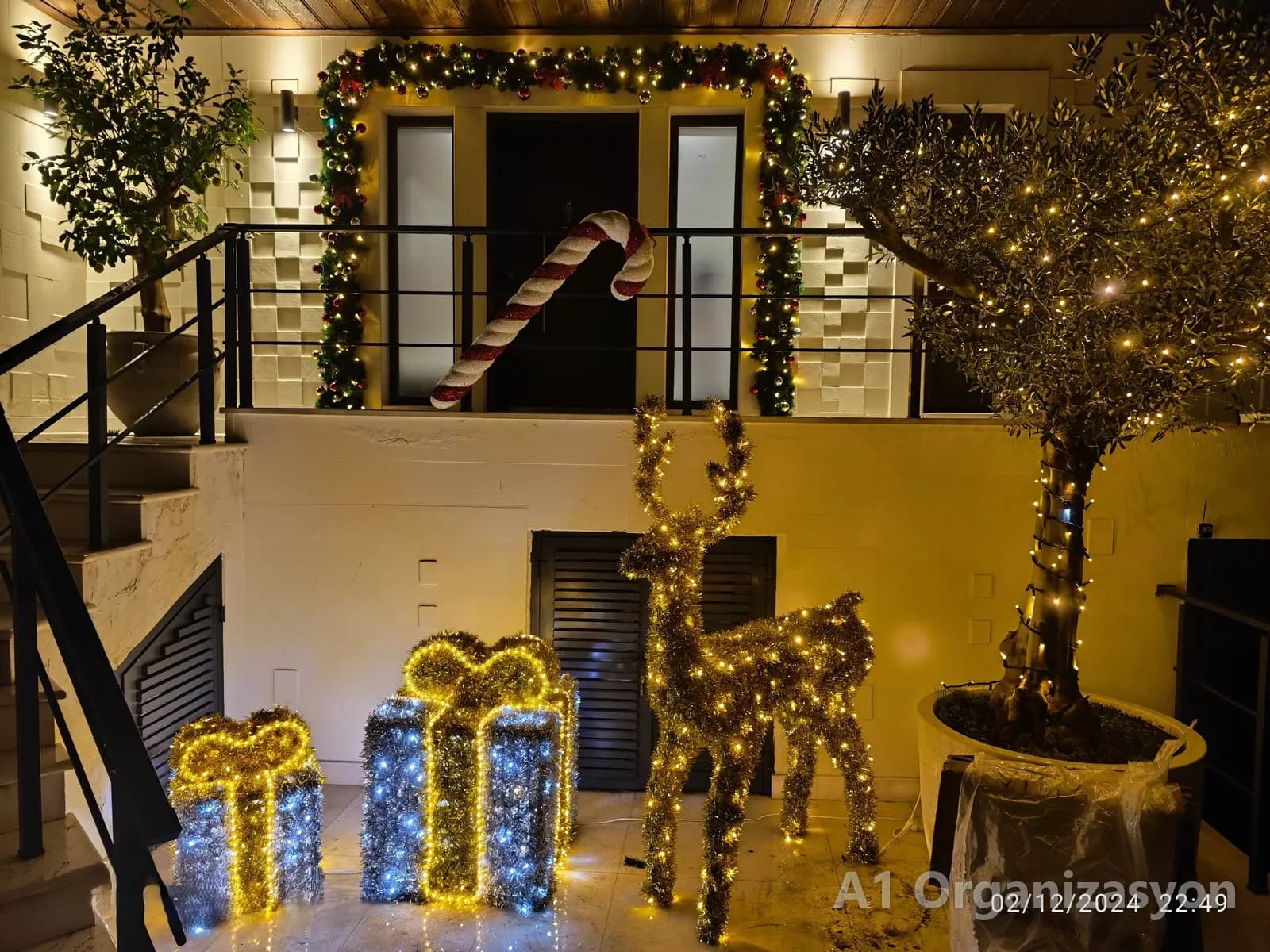 Villa girişinde ışıklı geyik, ışıklı hediye kutuları ve ağaç sarımı - A1 Organizasyon