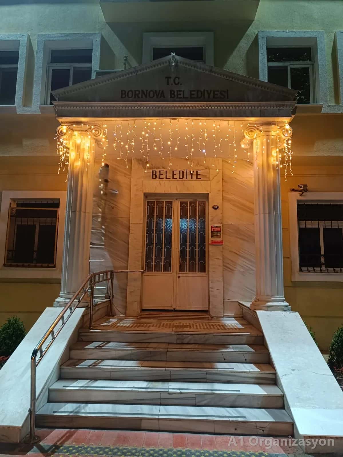 Belediye binası girişinde saçak LED ve sütunlara sarılmış ışıklar - A1 Organizasyon