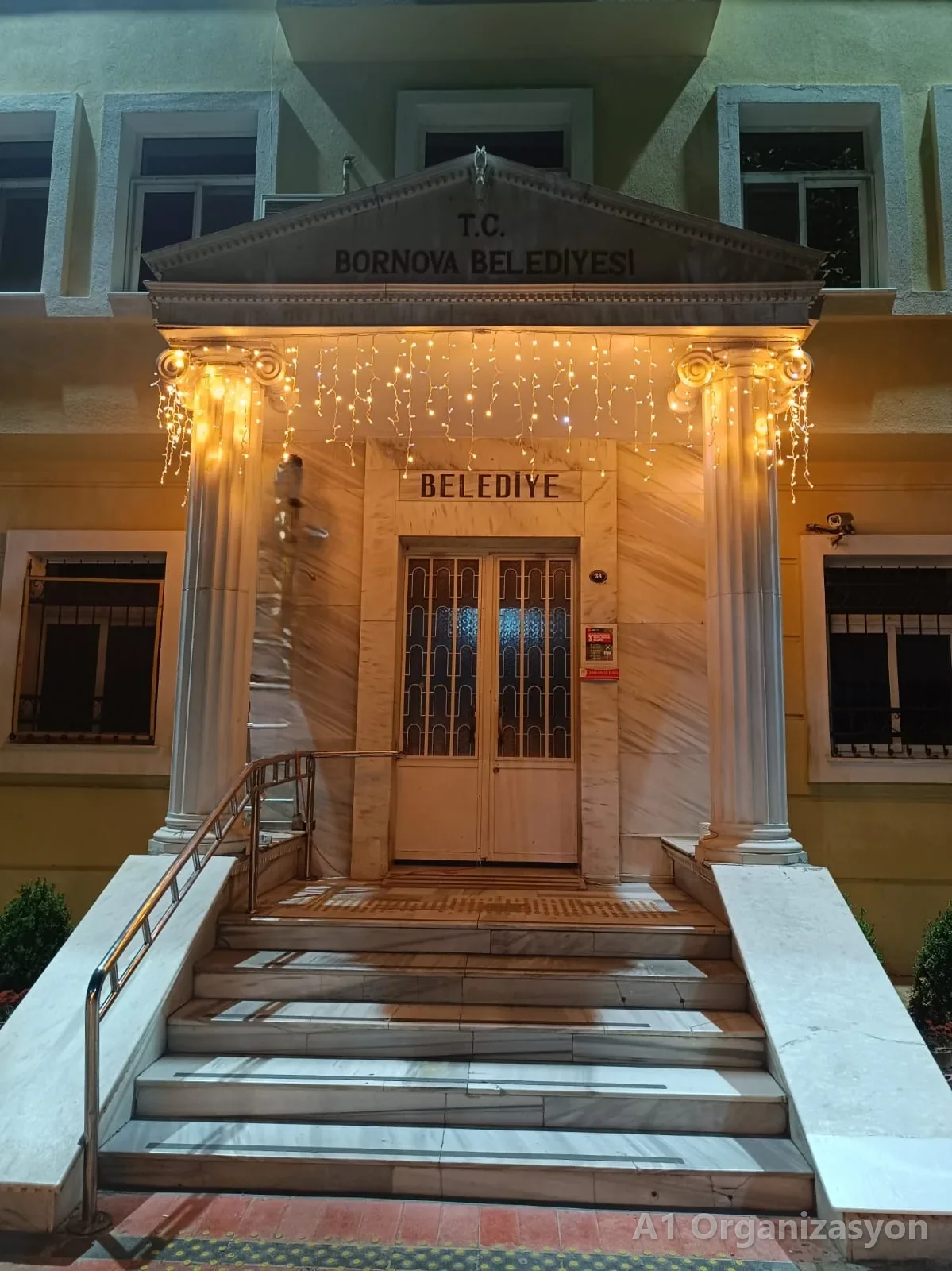 Belediye binası girişinde saçak LED ve sütunlara sarılmış ışıklar - A1 Organizasyon