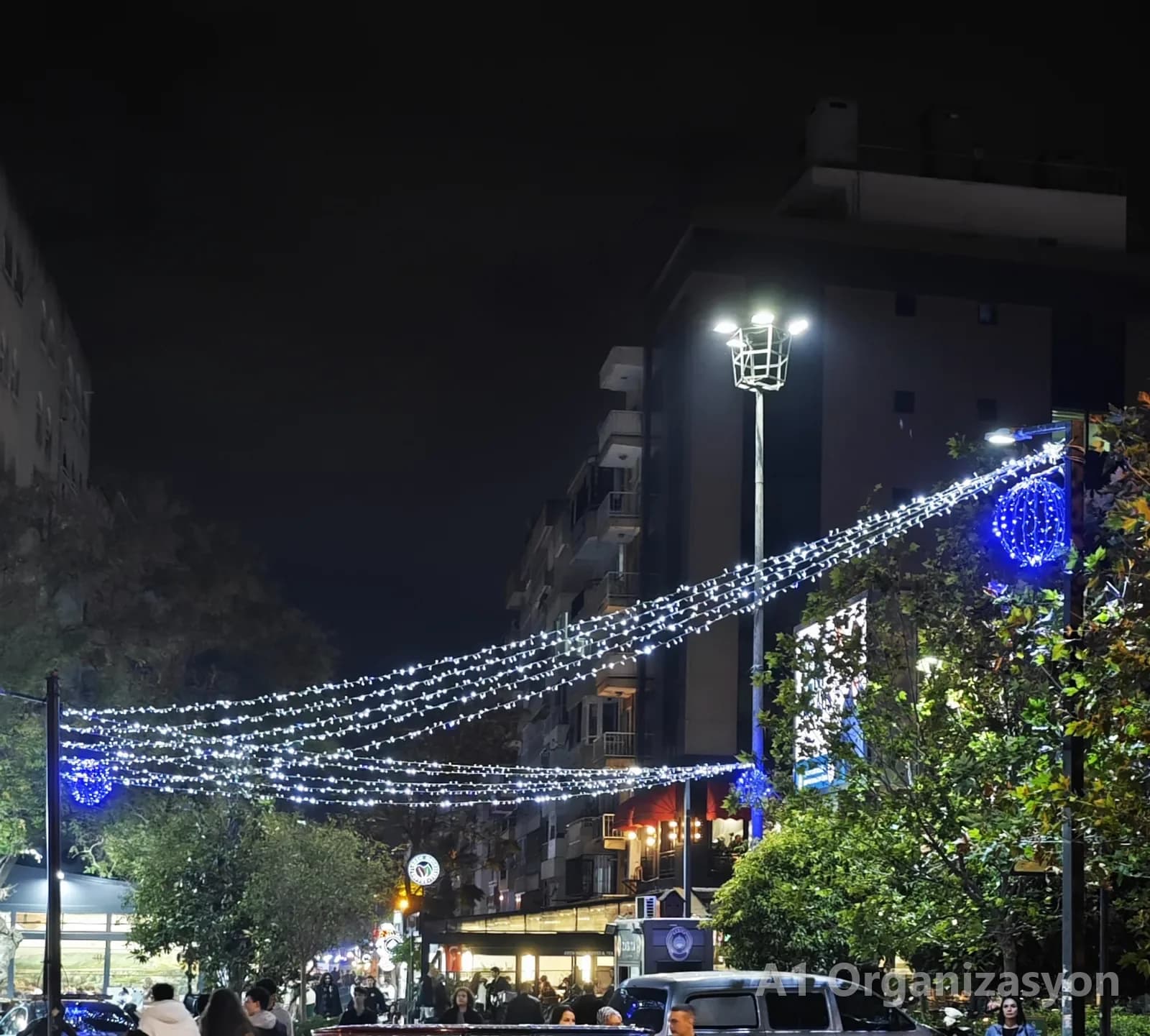 Cadde üstüne çapraz gerilmiş beyaz ve mavi LED ışık hatları - A1 Organizasyon