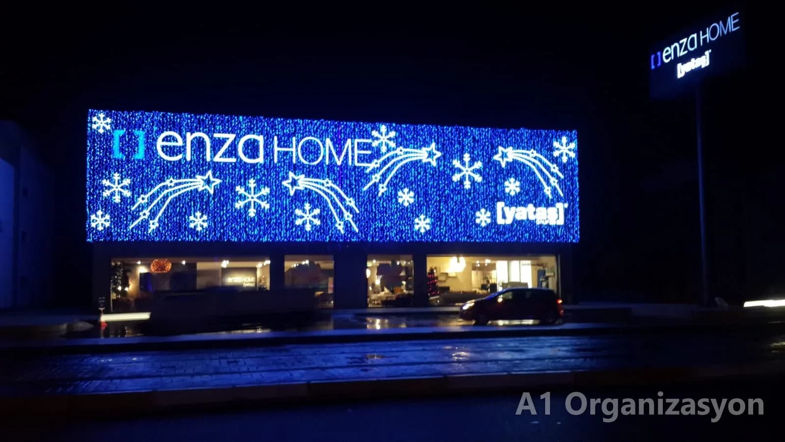 Mağaza cephesinde kar tanesi ve yıldızlı mavi LED yılbaşı panosu, gece - A1 Organizasyon