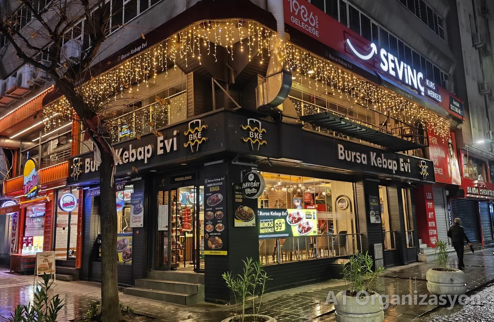 Köşe başındaki restoran cephesinde saçak LED ve ağaç ışıklandırması - A1 Organizasyon