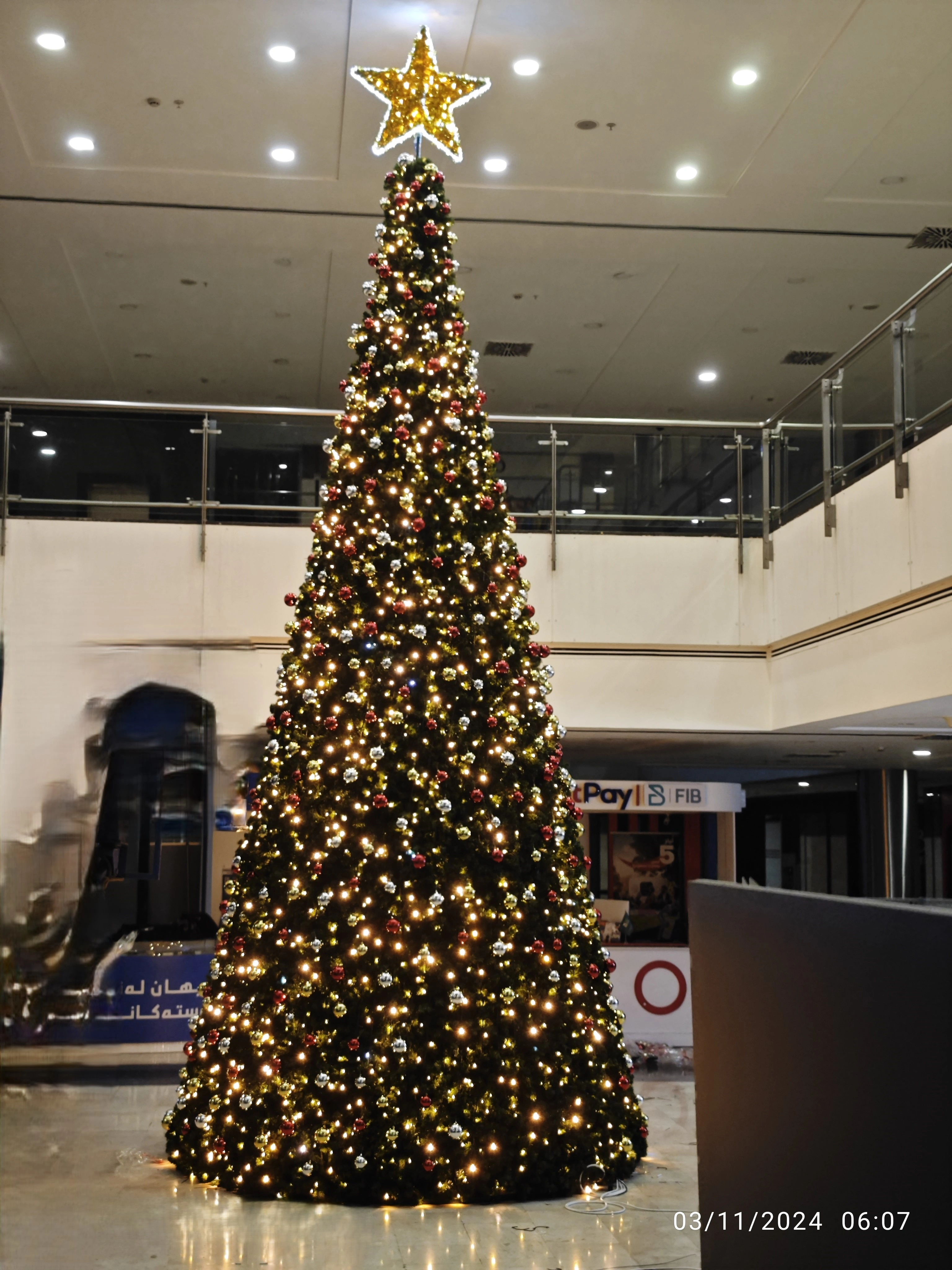 Large indoor LED Christmas tree installed by A1 Organizasyon in a Turkish shopping mall